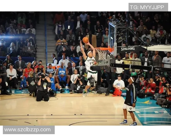 足球明星挑战篮球场精彩瞬间踢篮筐的创意图片合集